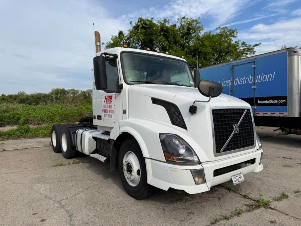 2015 Volvo VNL64T Tandem Axle Day Cab