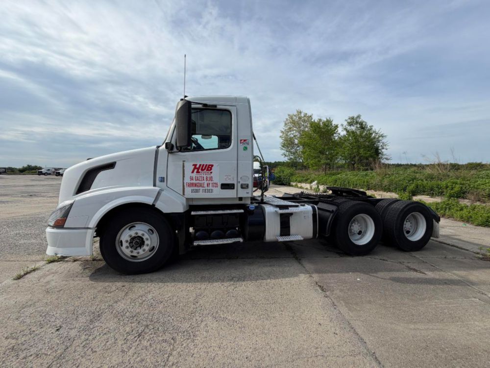 2015 Volvo VNL64T Tandem Axle Day Cab