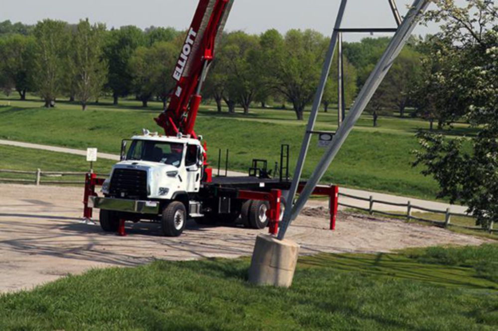 117 ft Non Insulated AWD Hi-Rail Aerial