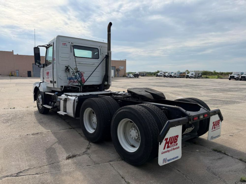 2015 Volvo VNL64T Tandem Axle Day Cab