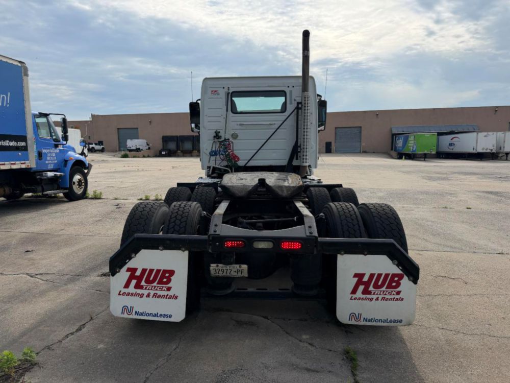 2015 Volvo VNL64T Tandem Axle Day Cab
