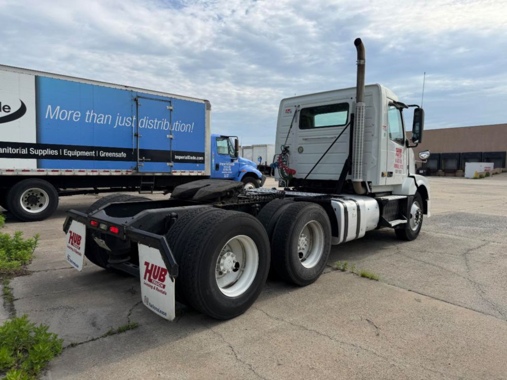 2015 Volvo VNL64T Tandem Axle Day Cab