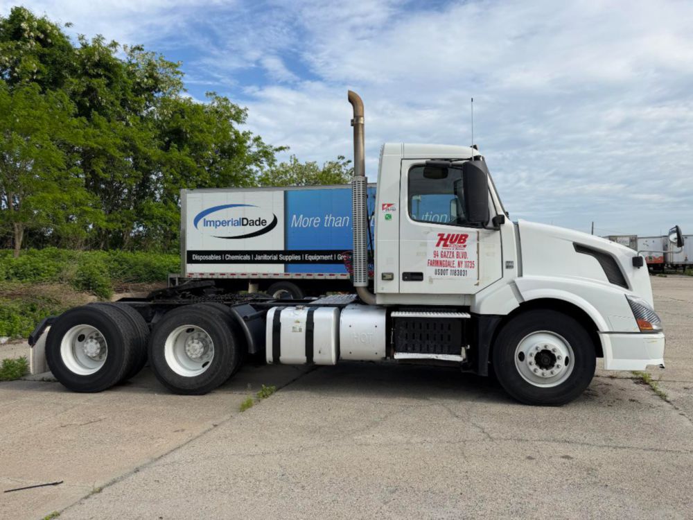 2015 Volvo VNL64T Tandem Axle Day Cab