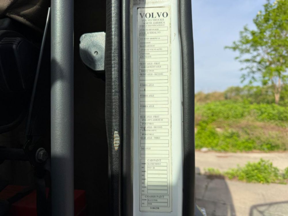 2015 Volvo VNL64T Tandem Axle Day Cab
