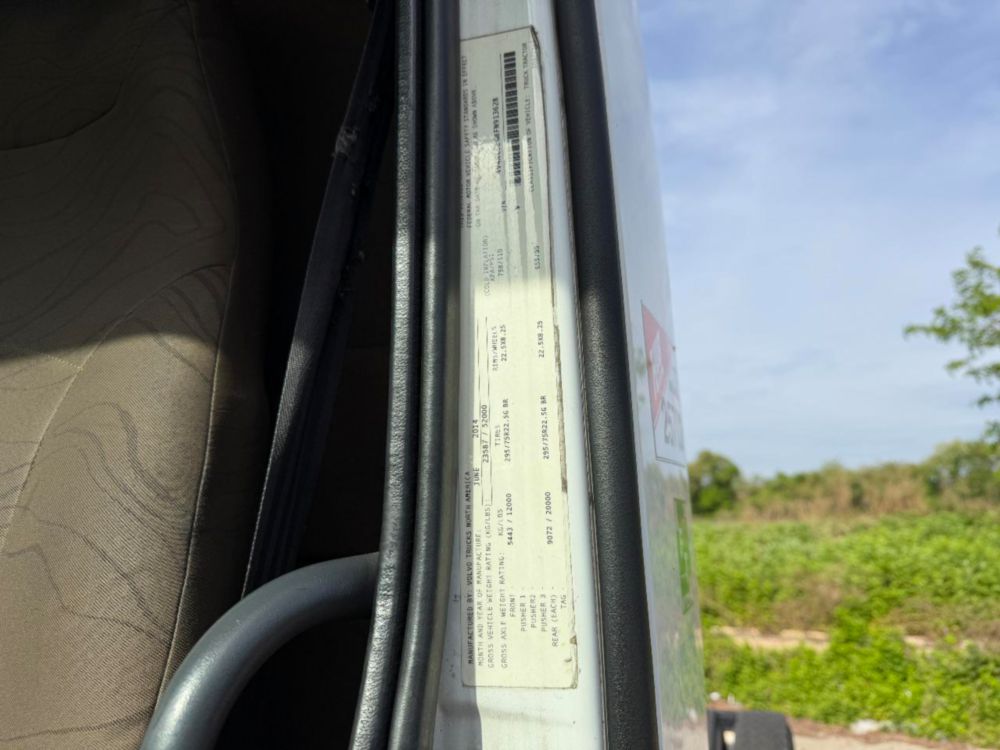 2015 Volvo VNL64T Tandem Axle Day Cab