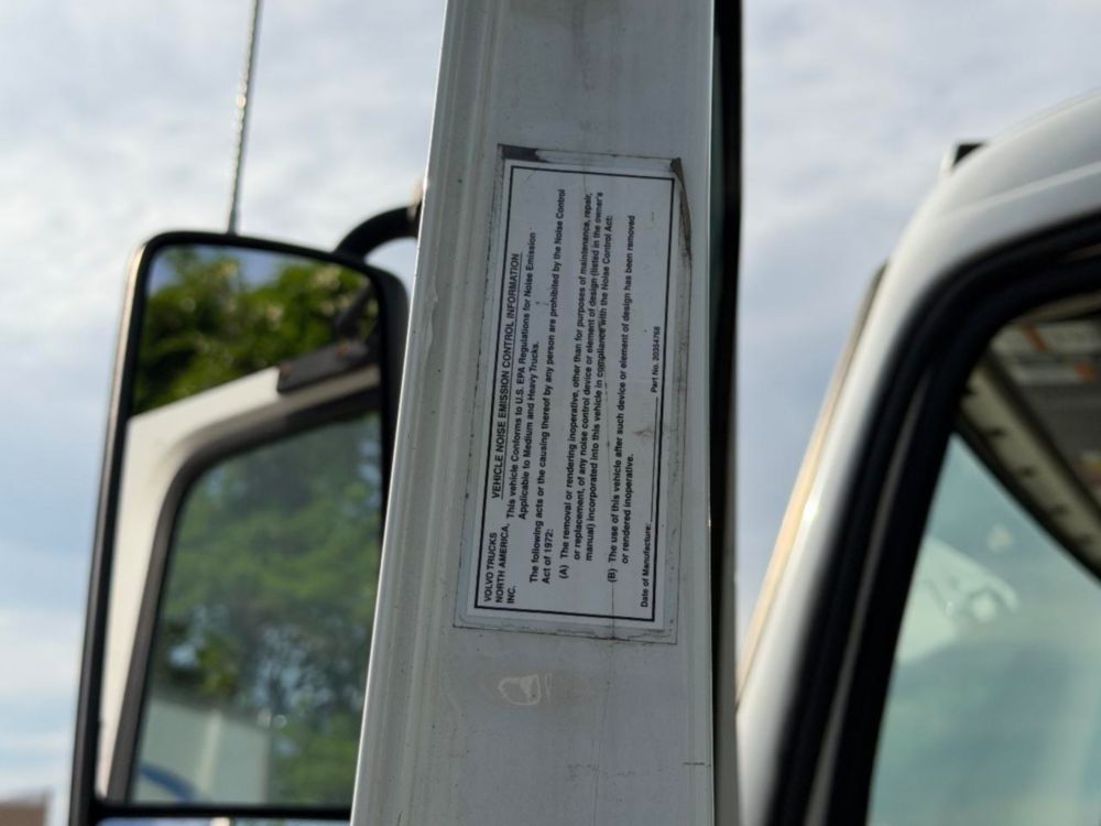 2015 Volvo VNL64T Tandem Axle Day Cab