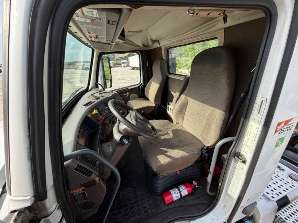 2015 Volvo VNL64T Tandem Axle Day Cab