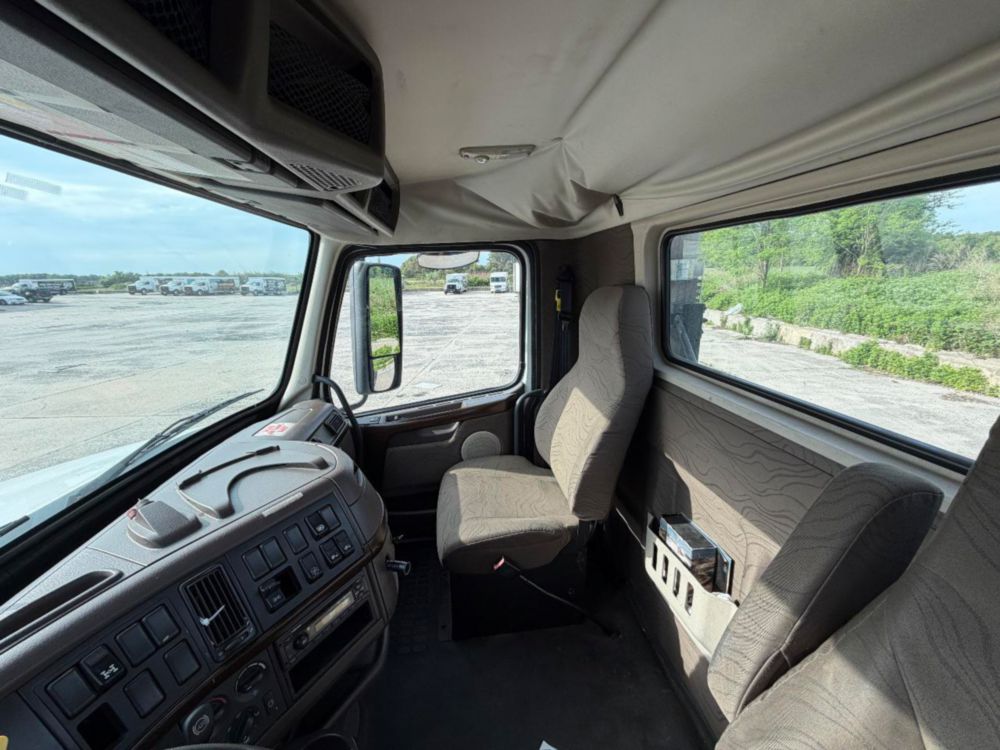 2015 Volvo VNL64T Tandem Axle Day Cab