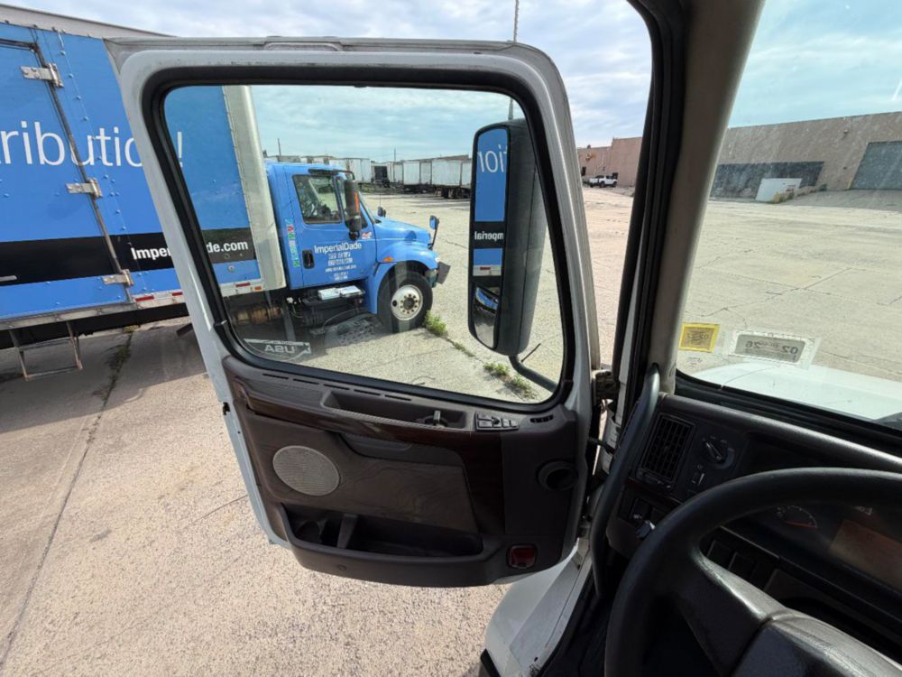 2015 Volvo VNL64T Tandem Axle Day Cab