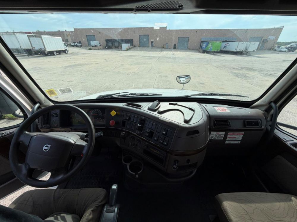 2015 Volvo VNL64T Tandem Axle Day Cab