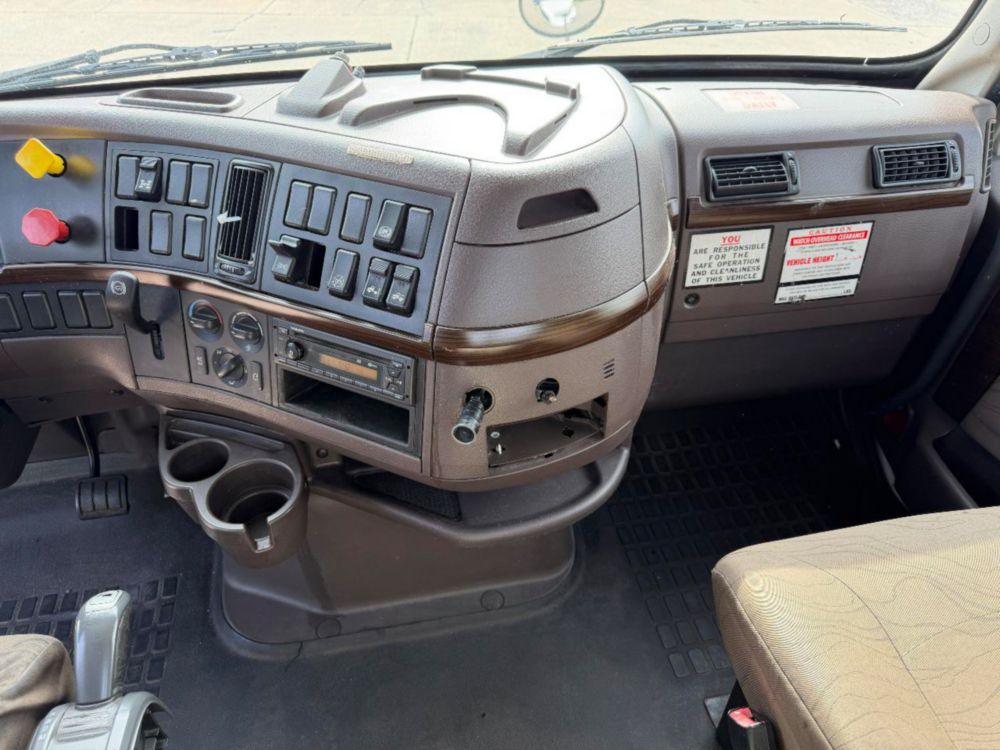 2015 Volvo VNL64T Tandem Axle Day Cab