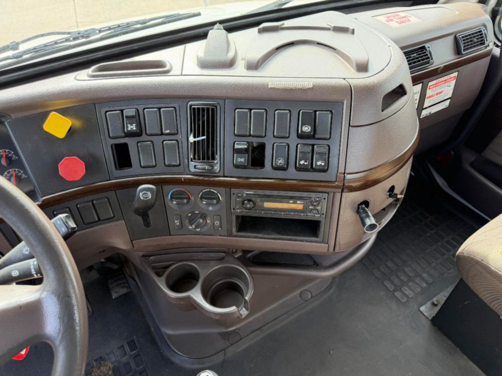 2015 Volvo VNL64T Tandem Axle Day Cab
