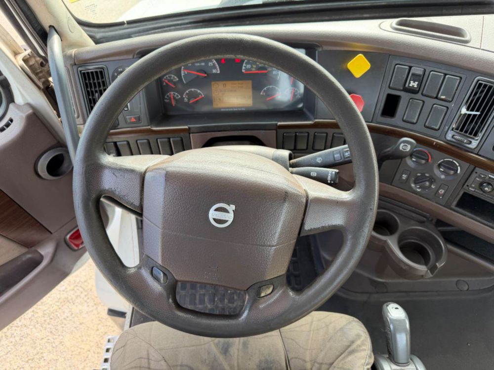 2015 Volvo VNL64T Tandem Axle Day Cab