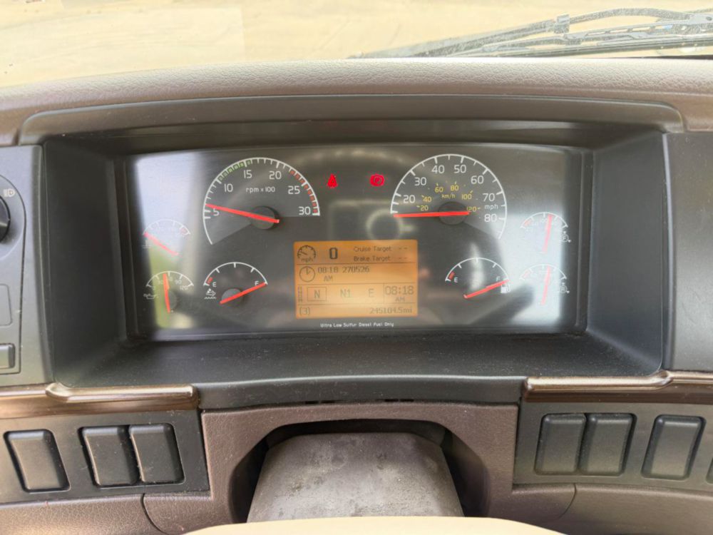 2015 Volvo VNL64T Tandem Axle Day Cab
