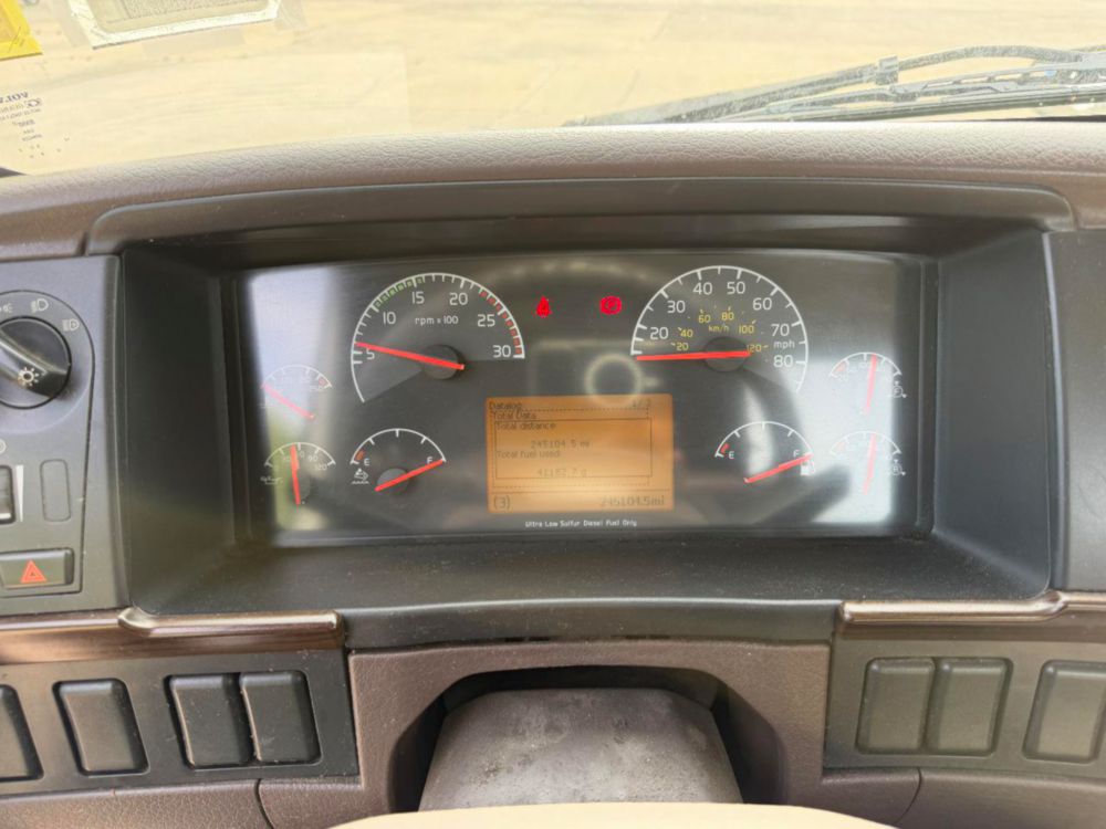 2015 Volvo VNL64T Tandem Axle Day Cab
