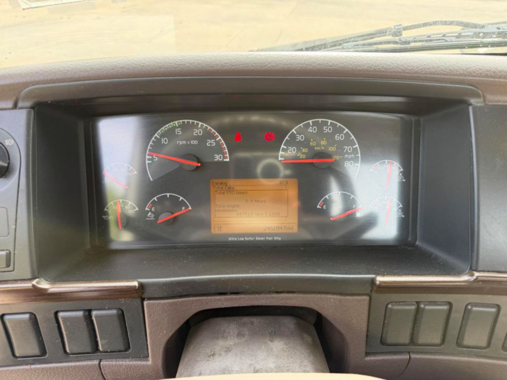 2015 Volvo VNL64T Tandem Axle Day Cab