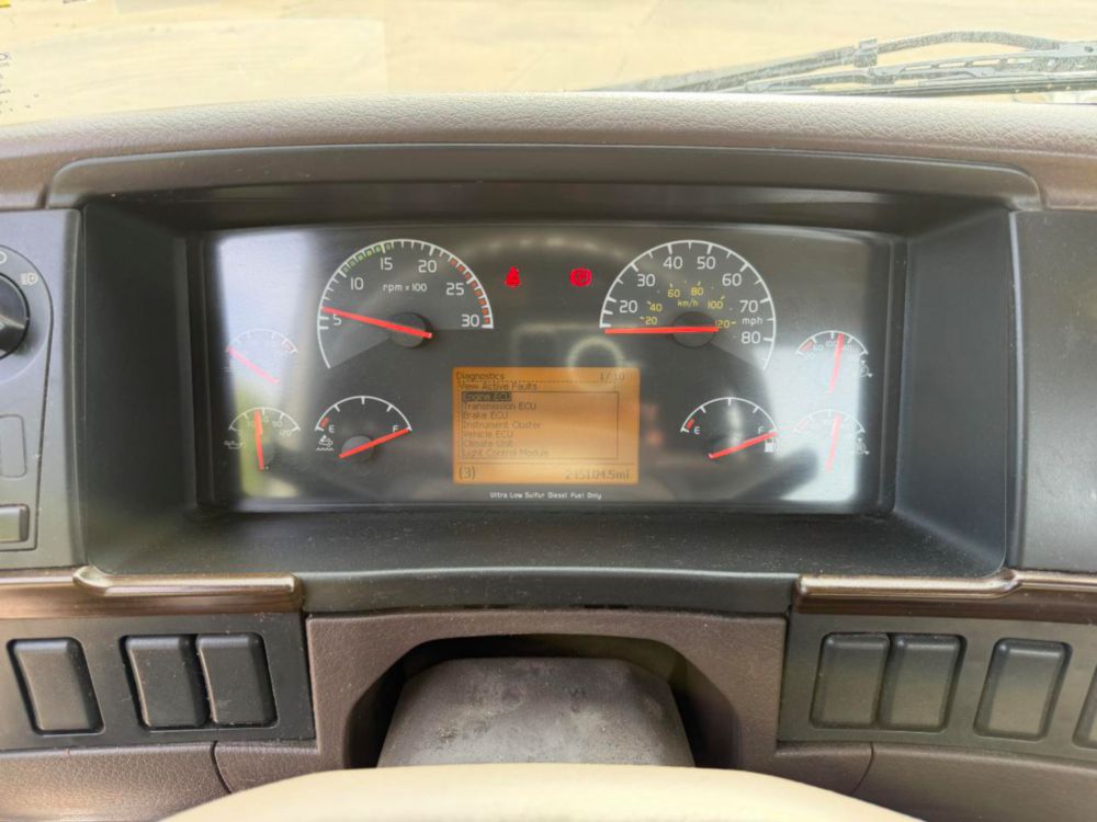 2015 Volvo VNL64T Tandem Axle Day Cab