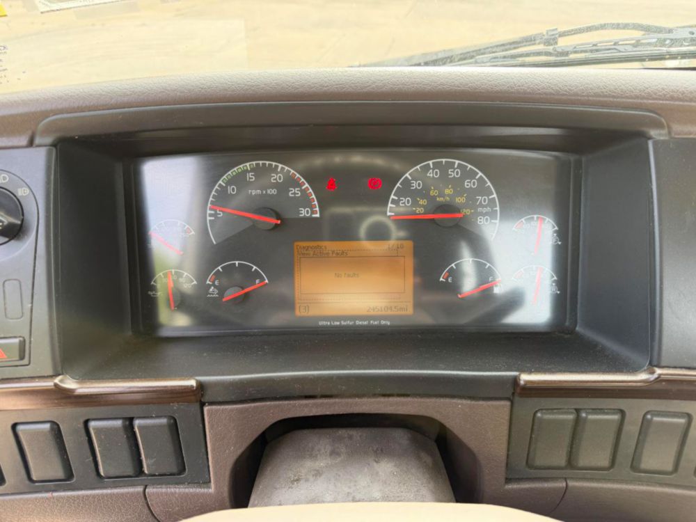 2015 Volvo VNL64T Tandem Axle Day Cab