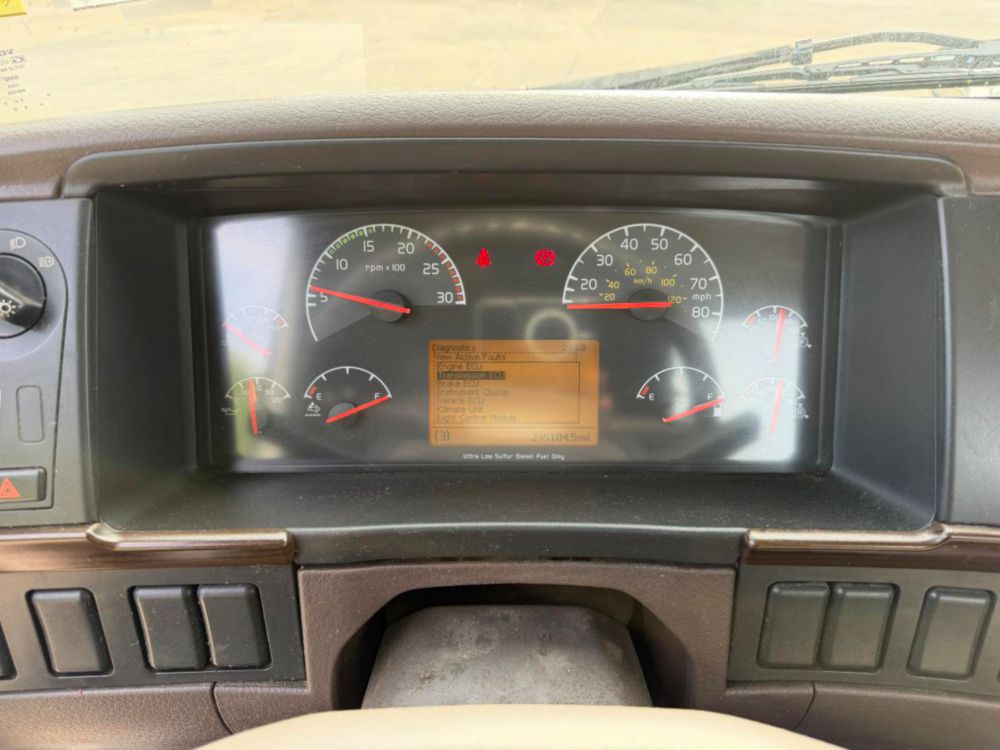 2015 Volvo VNL64T Tandem Axle Day Cab