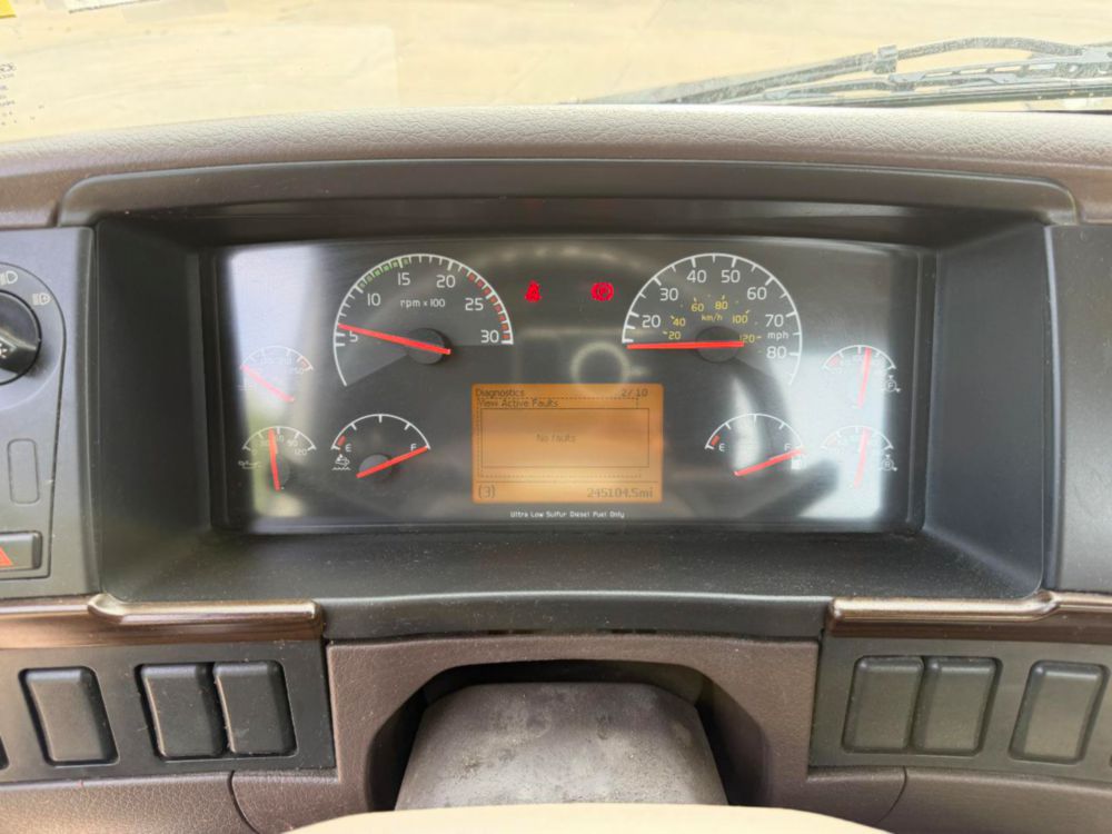 2015 Volvo VNL64T Tandem Axle Day Cab