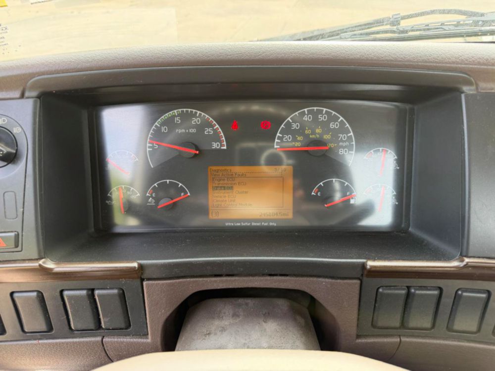 2015 Volvo VNL64T Tandem Axle Day Cab