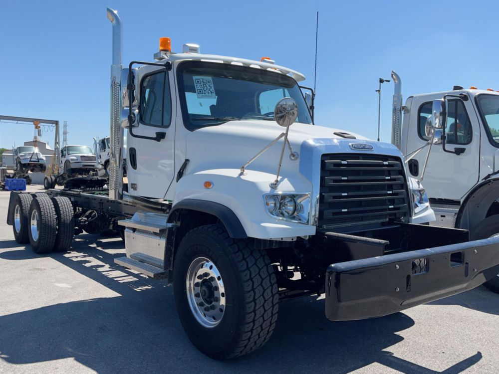 Freightliner 114SD Road Tractor on 2027 Freightliner 114SD 6x4