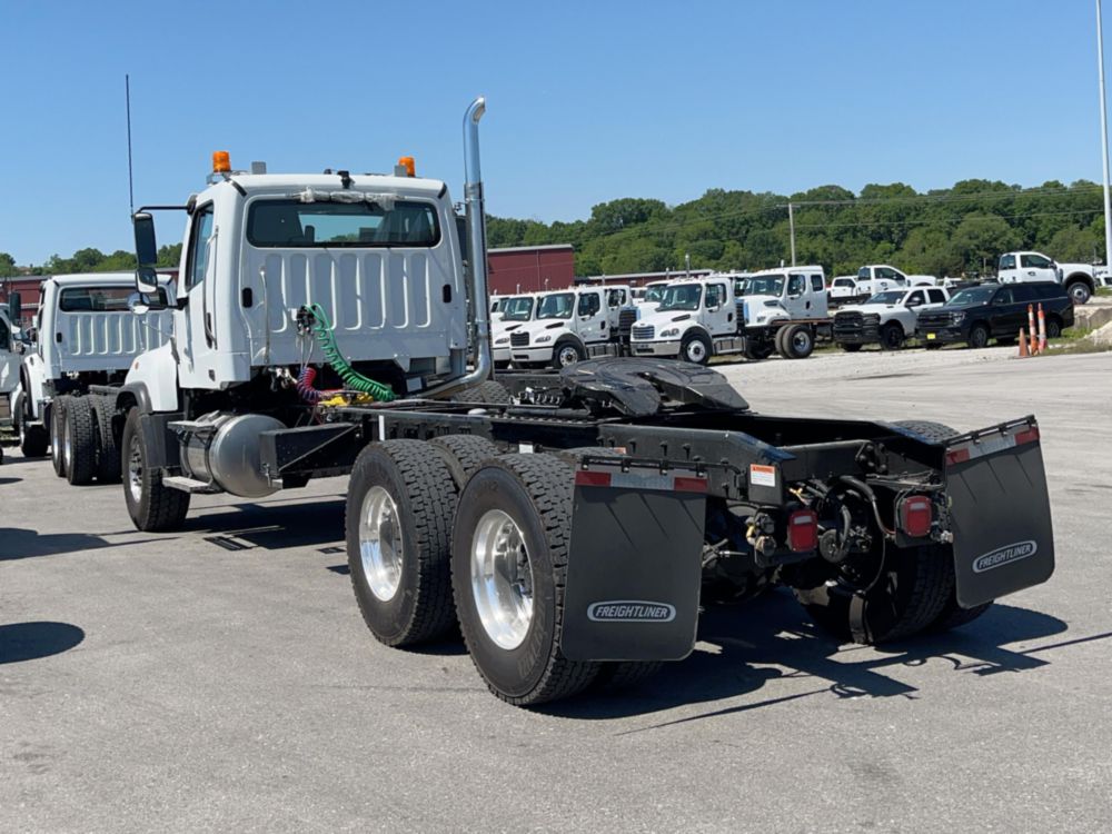 Freightliner 114SD Road Tractor on 2027 Freightliner 114SD 6x4
