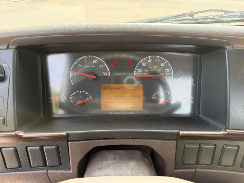 2015 Volvo VNL64T Tandem Axle Day Cab