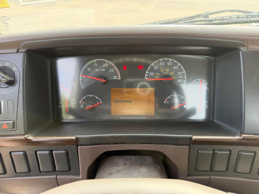 2015 Volvo VNL64T Tandem Axle Day Cab