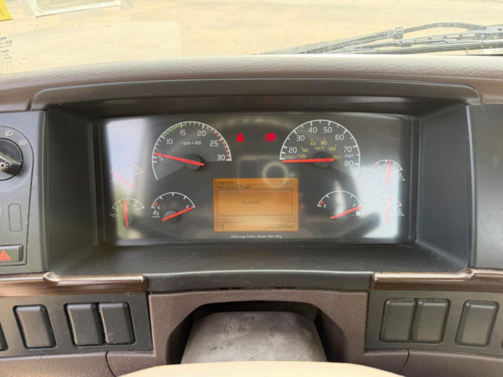 2015 Volvo VNL64T Tandem Axle Day Cab