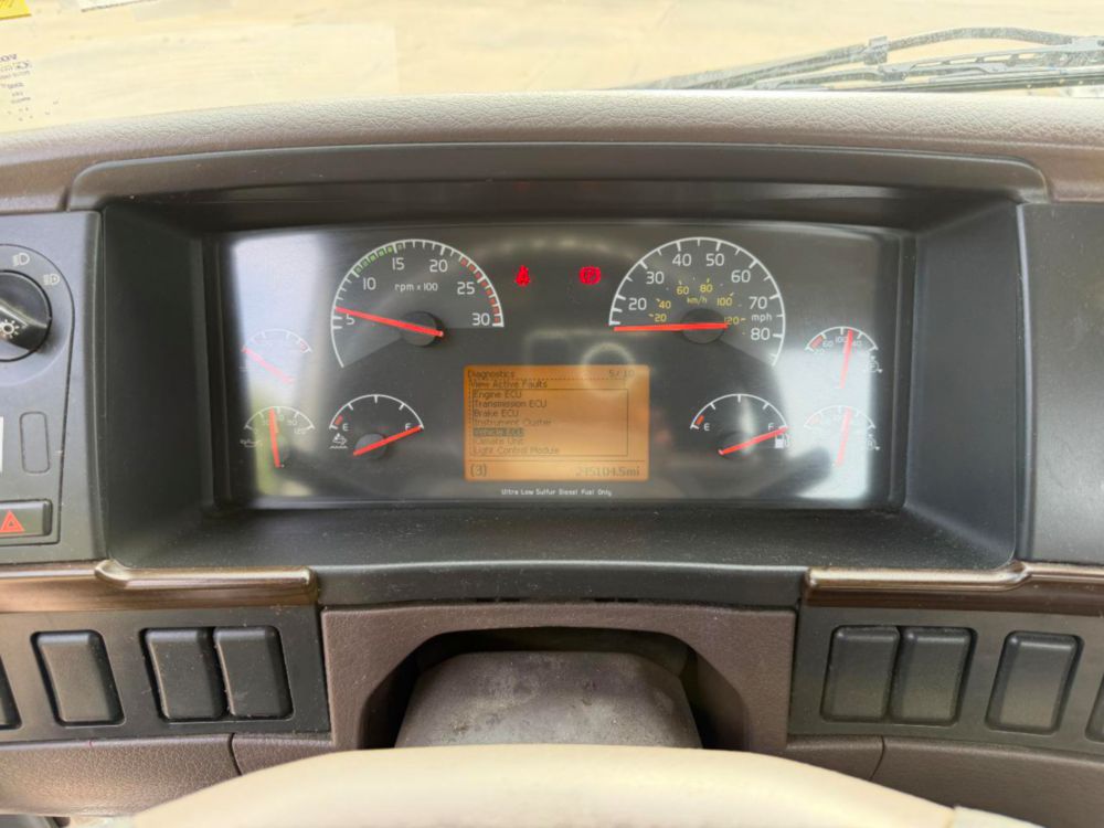 2015 Volvo VNL64T Tandem Axle Day Cab
