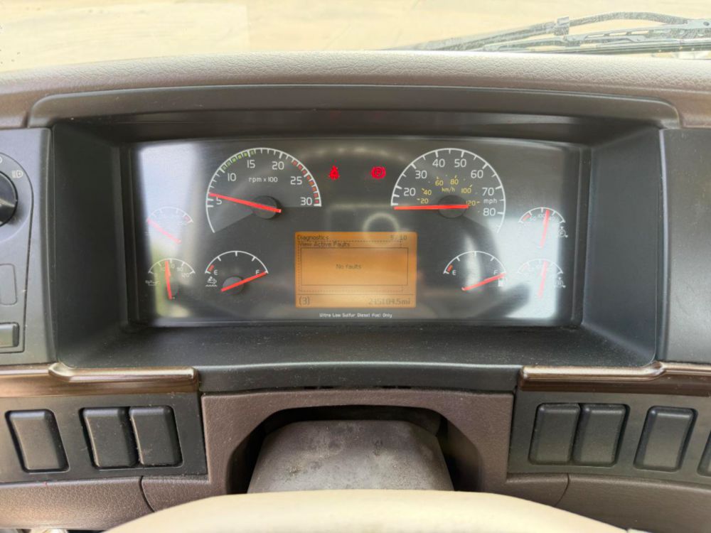 2015 Volvo VNL64T Tandem Axle Day Cab