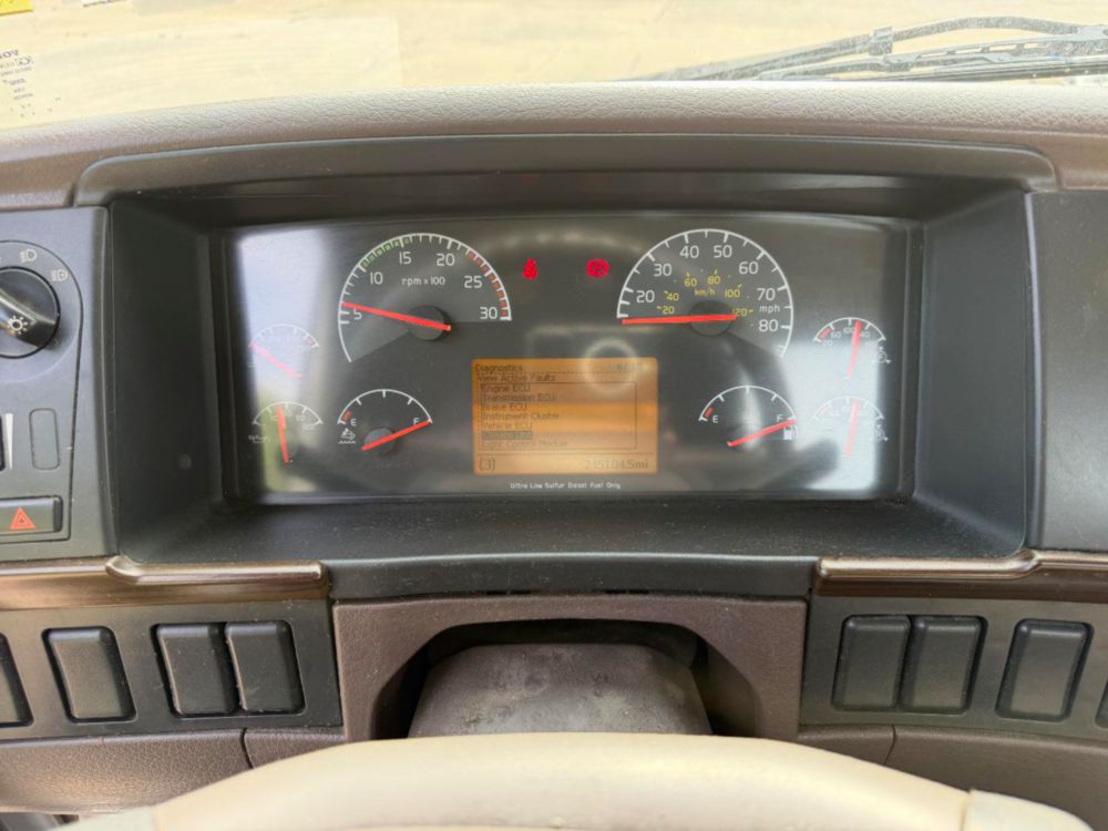 2015 Volvo VNL64T Tandem Axle Day Cab
