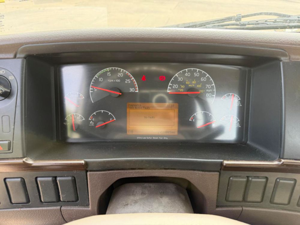 2015 Volvo VNL64T Tandem Axle Day Cab