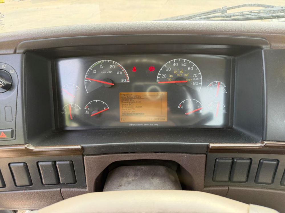 2015 Volvo VNL64T Tandem Axle Day Cab