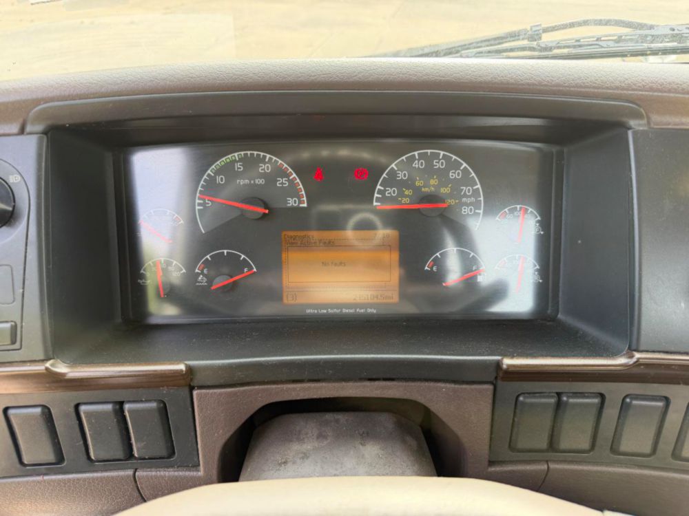 2015 Volvo VNL64T Tandem Axle Day Cab