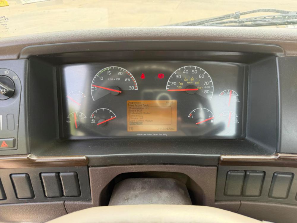 2015 Volvo VNL64T Tandem Axle Day Cab