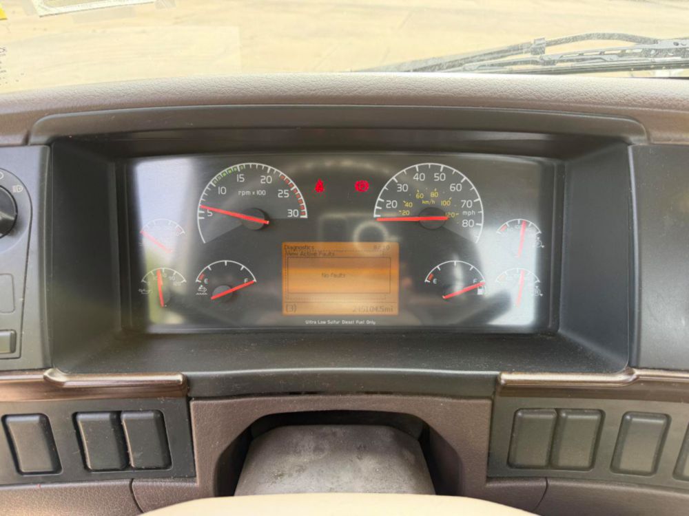 2015 Volvo VNL64T Tandem Axle Day Cab