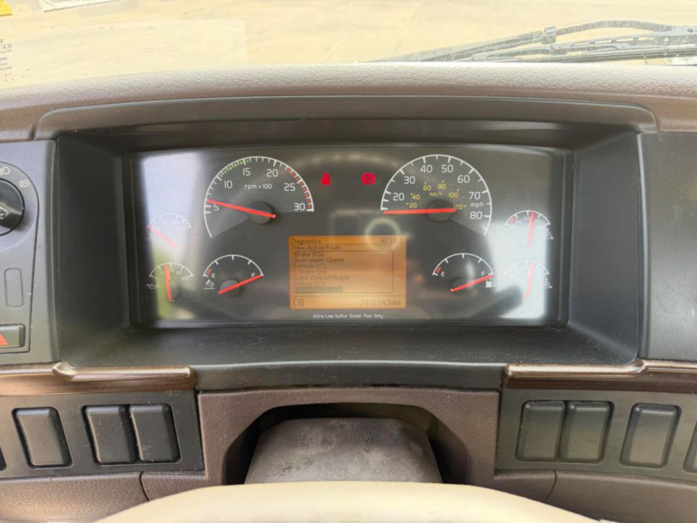 2015 Volvo VNL64T Tandem Axle Day Cab