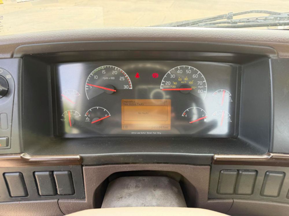 2015 Volvo VNL64T Tandem Axle Day Cab