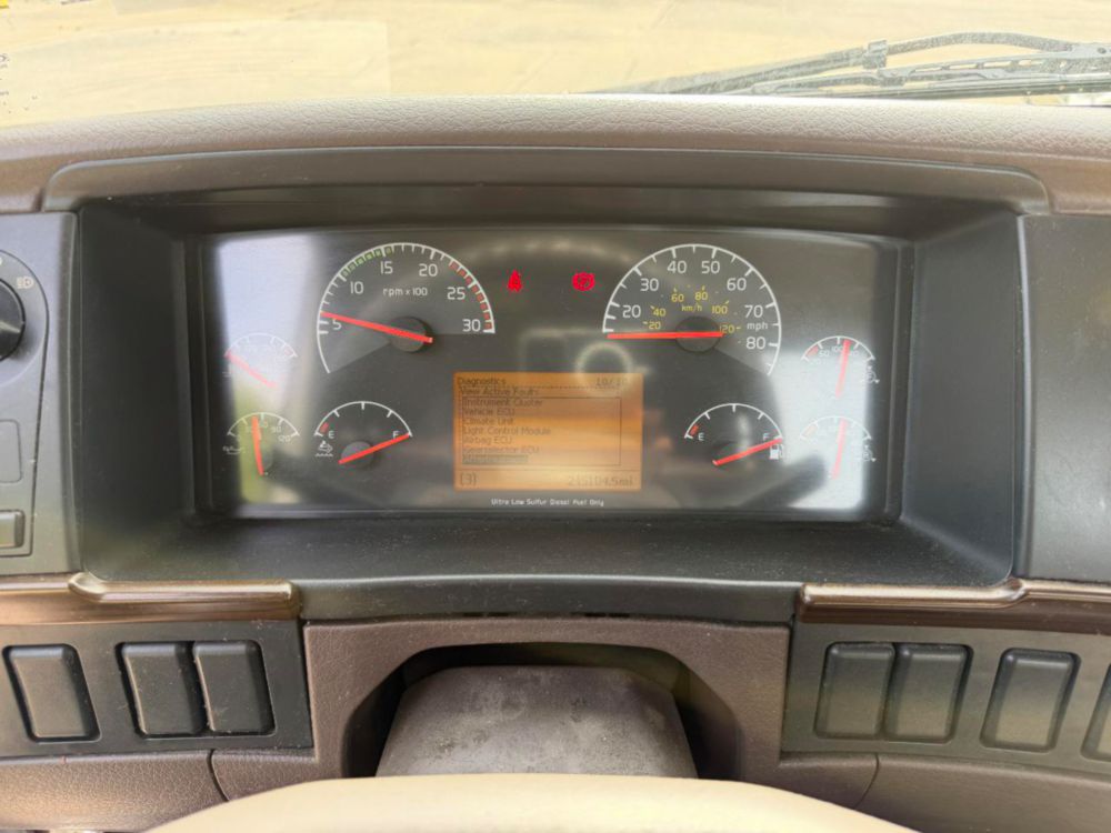 2015 Volvo VNL64T Tandem Axle Day Cab