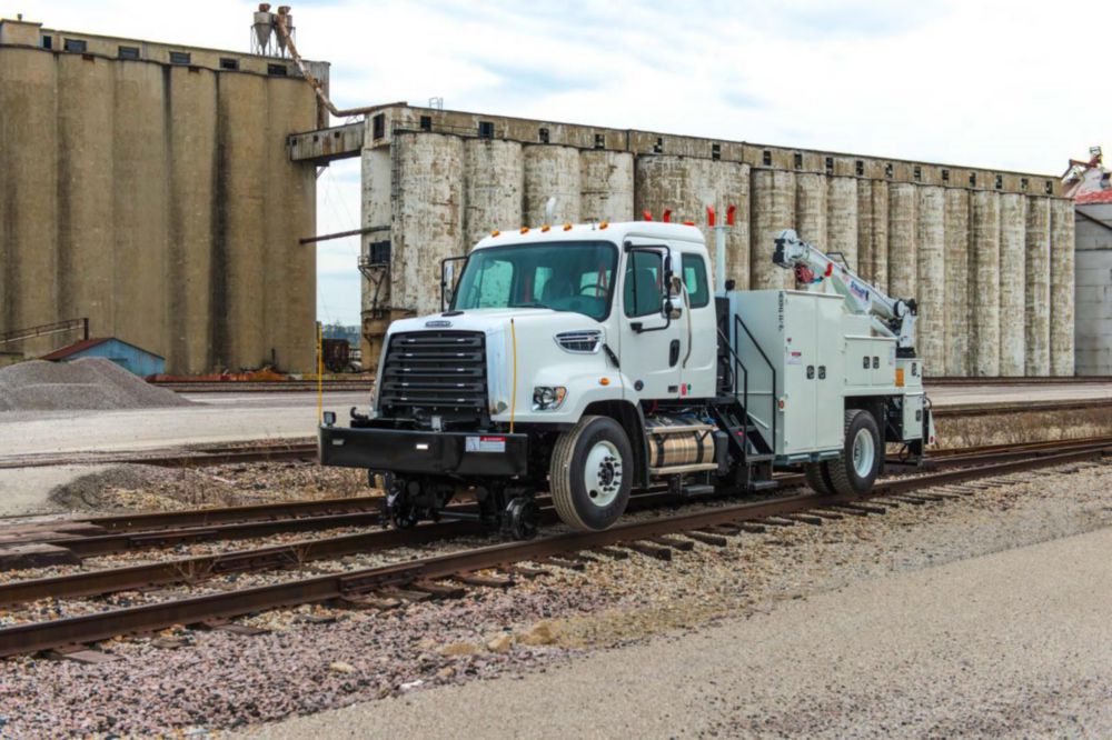 Heavy-Duty Insulated Telescopic Articulating 26,001 lbs Hi-Rail Welder Truck