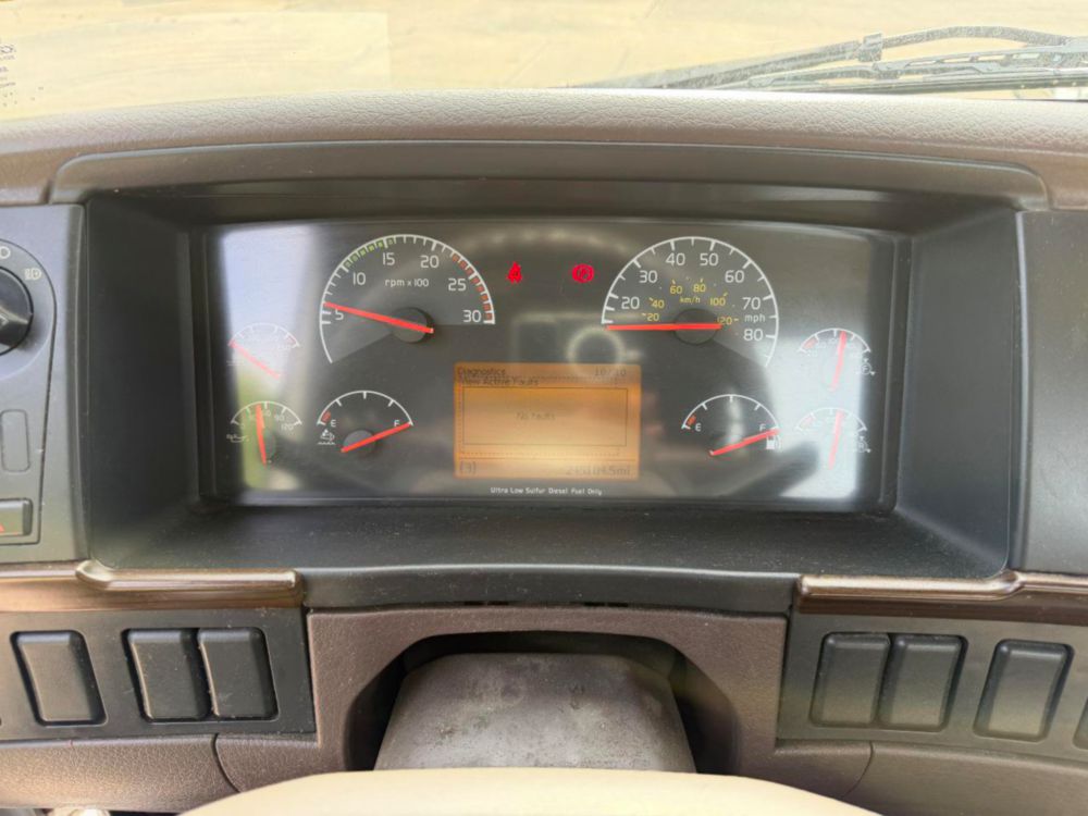 2015 Volvo VNL64T Tandem Axle Day Cab