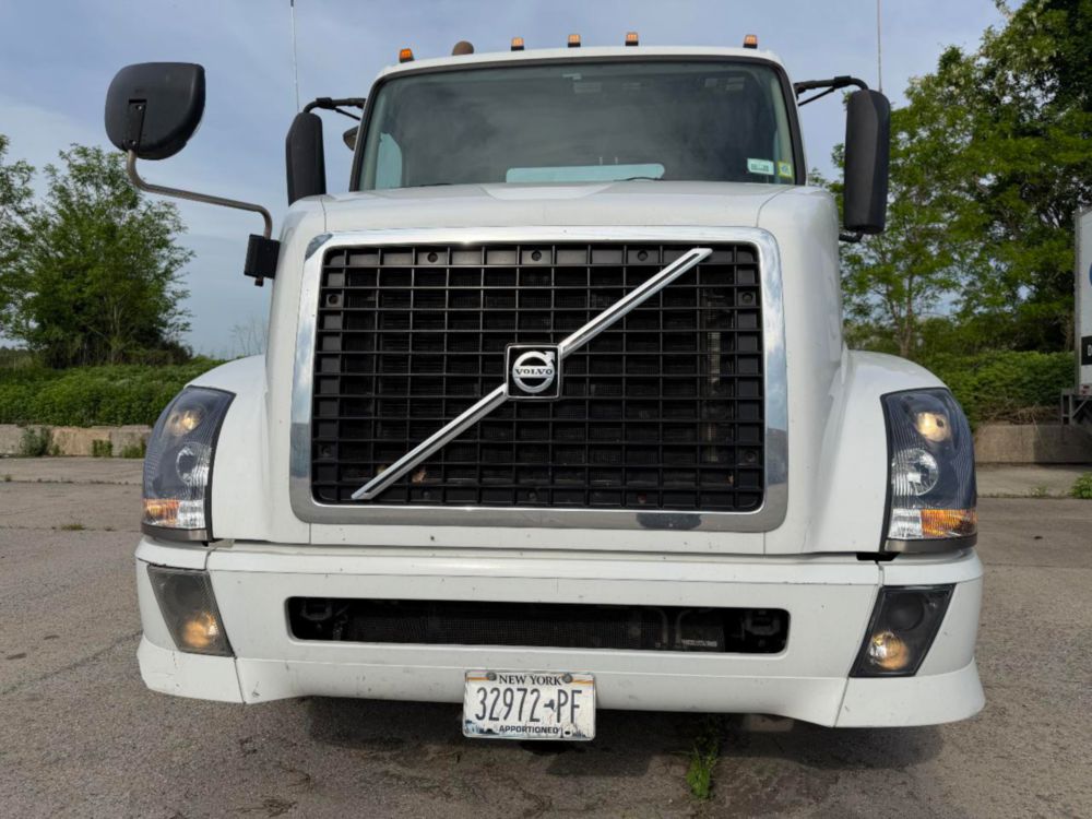 2015 Volvo VNL64T Tandem Axle Day Cab
