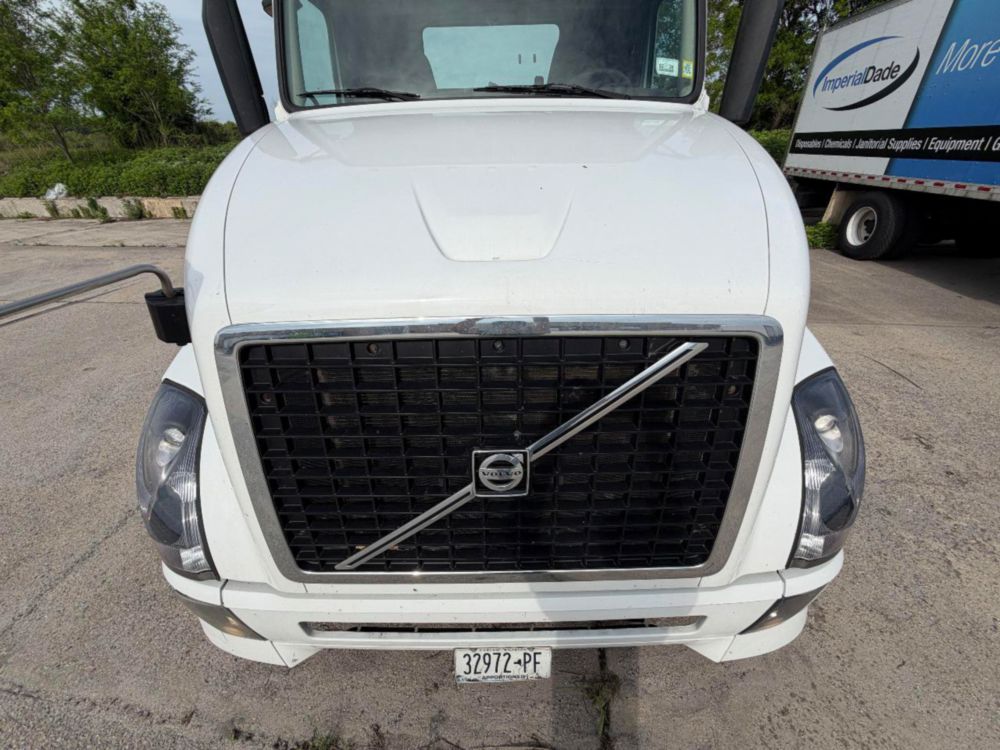 2015 Volvo VNL64T Tandem Axle Day Cab