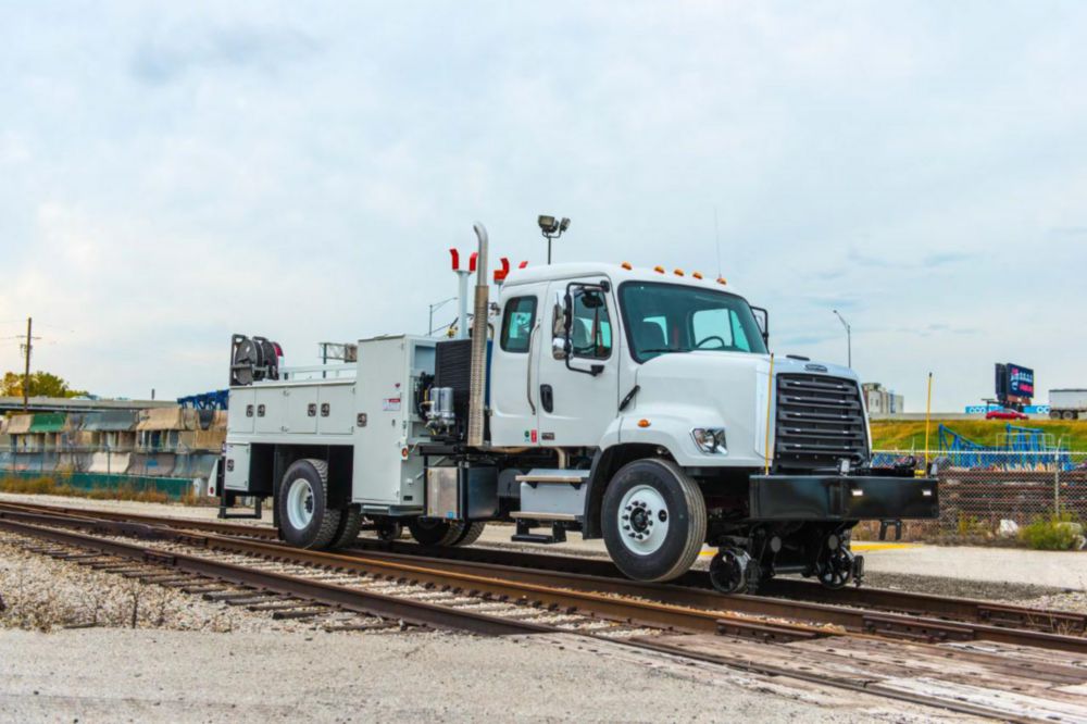 Heavy-Duty Insulated Telescopic Articulating 26,001 lbs Hi-Rail Welder Truck