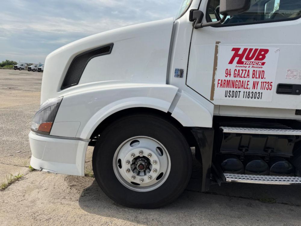 2015 Volvo VNL64T Tandem Axle Day Cab