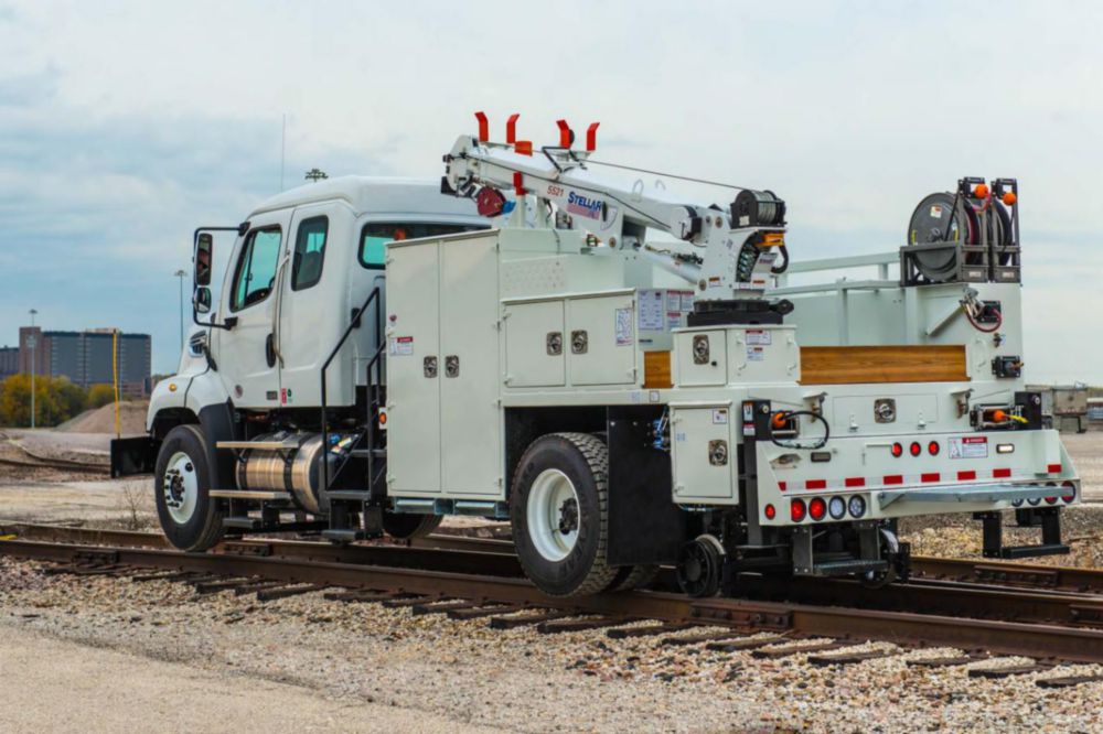Heavy-Duty Insulated Telescopic Articulating 26,001 lbs Hi-Rail Welder Truck