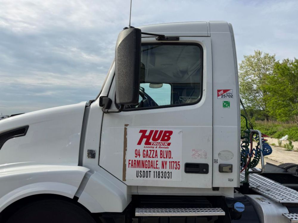 2015 Volvo VNL64T Tandem Axle Day Cab
