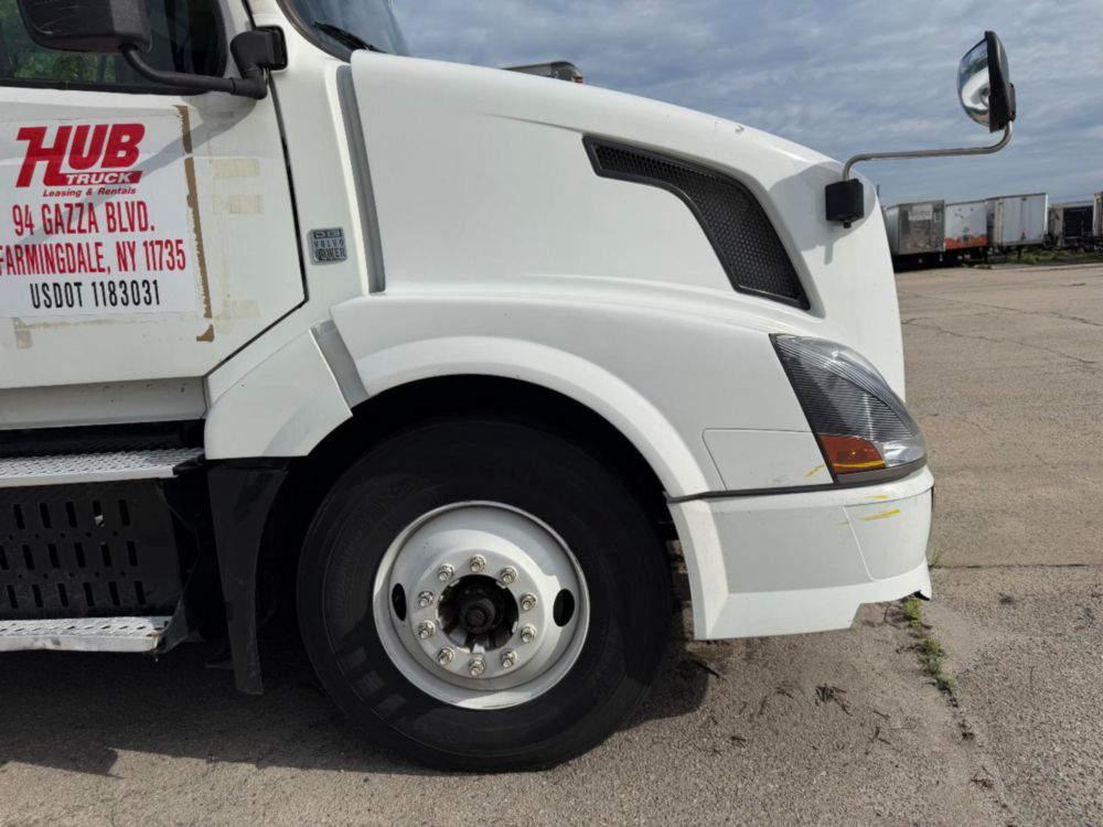 2015 Volvo VNL64T Tandem Axle Day Cab
